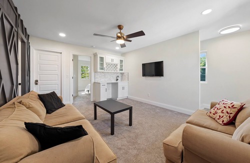 Franklin Park House | 3 Bed 2 Bath Home with Private Attached Garage - close to Hospitals & Airport
