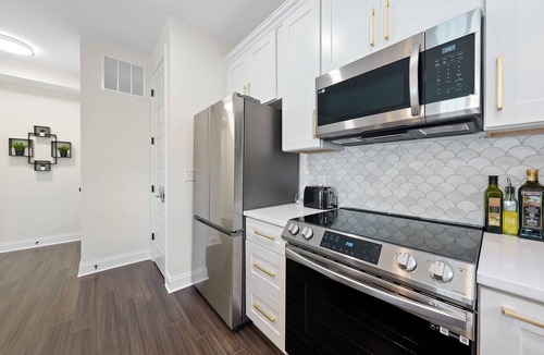 Franklin Park House | 3 Bed 2 Bath Home with Private Attached Garage - close to Hospitals & Airport