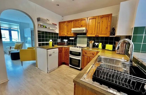 Byfleet House | 3 Bed, 2 Bath House with parking & Garden, Brooklands Weybridge SW London