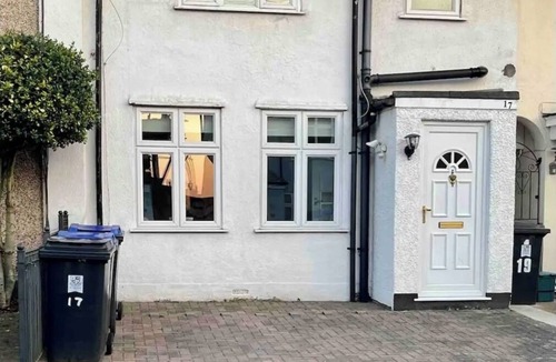 Byfleet House | 3 Bed, 2 Bath House with parking & Garden, Brooklands Weybridge SW London