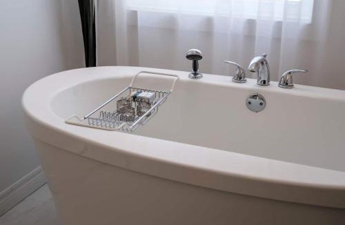 Waterford Valley House | 3 Bed 2 Bath Retro-Chic w Bright Modern Comforts