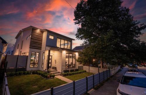 Fountain Square House | 3 bed 3 bath Modern Luxury Home with Hot Tub and Rooftop Patio