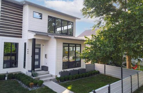 Fountain Square House | 3 bed 3 bath Modern Luxury Home with Hot Tub and Rooftop Patio