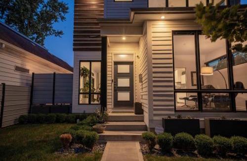 Fountain Square House | 3 bed 3 bath Modern Luxury Home with Hot Tub and Rooftop Patio