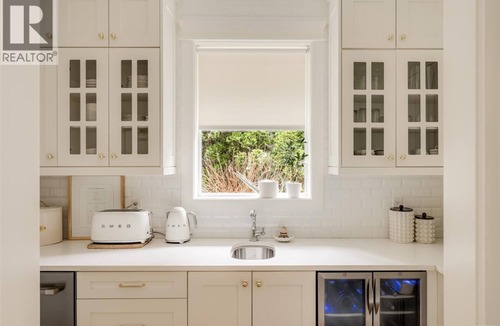 Sidney House | 3 bed/5 bath beautiful coastal family home w/water views near airport & Sidney