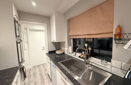 Abbots Langley Cottage | 3 bed, 'Adrian Cottage' close to Warner Bros, M25, M1. Comes with private gym