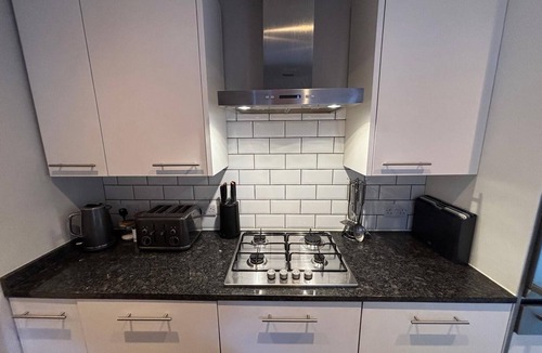 Abbots Langley Cottage | 3 bed, 'Adrian Cottage' close to Warner Bros, M25, M1. Comes with private gym