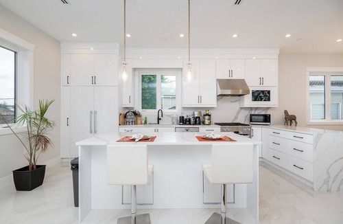 Arbutus Ridge House | 3 bed all with ensuite, free parking, minutes to downtown, airport