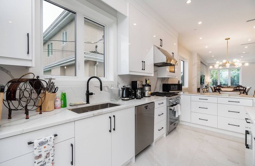 Arbutus Ridge House | 3 bed all with ensuite, free parking, minutes to downtown, airport
