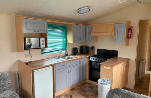 Winestead House | 3 Bed Caravan - Sleeps 8 - Pets - Garden - Parking