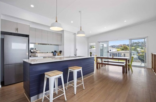 Long Beach Apartment | 3-Bed Coastal Getaway with Direct Beach Access