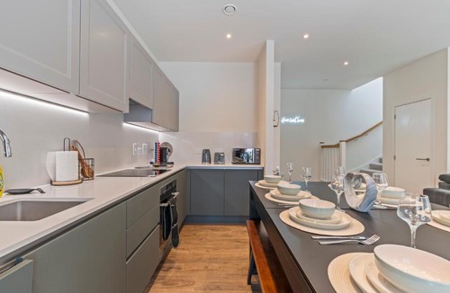 Marlborough Apartment | 3 Bed Duplex, Pool Table, 4 Stops to Wembley