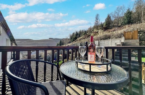Rhondda House | 3 bed home in Tonypandy with Balcony View Room