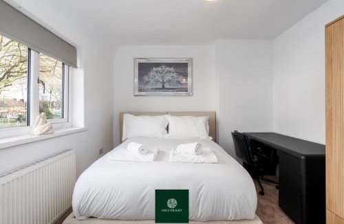 Bramcote House | 3 Bed House with King Size bed near Uni and QMC