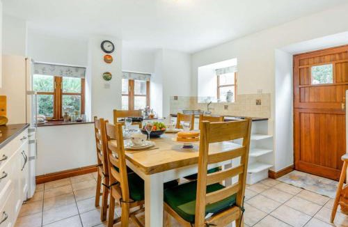 Newport House | 3 Bed in Carisbrooke oc-ic037