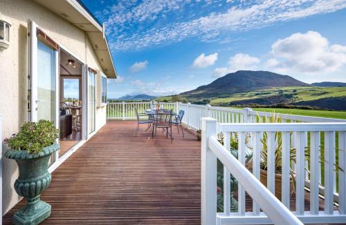 Garn Fadryn Cabin | 3 Bed in Dinas oc-lazyno