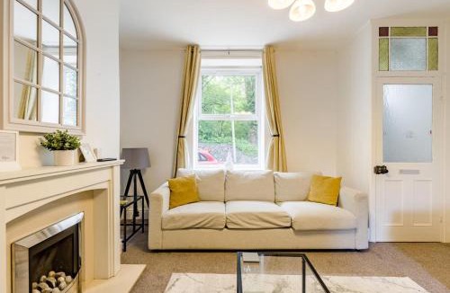 High Peak House | 3 Bed in Whaley Bridge oc-h31967
