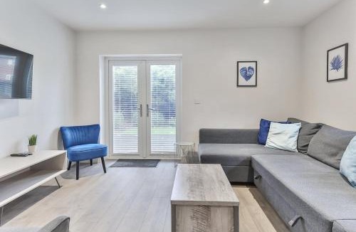 Handsworth House | 3 Bed Refurbished, Modern House, WiFi, Patio area