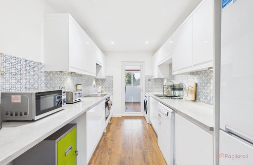 Reading Apartment | 3 bed semi detached - perfect for work & family