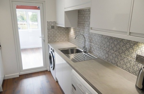 Tilehurst House | 3-Bed Semi-Detached Perfect for Work & Family with Parking