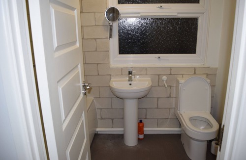 Tilehurst House | 3-Bed Semi-Detached Perfect for Work & Family with Parking
