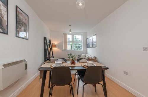 Morley Apartment | 3-Bed Serviced Apt near M62, Leeds - Ideal for Up to 6 Guests - Long Stay Options - Free Parking and Wifi