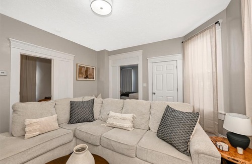 Tremont Apartment | 3 Bed Spacious 1st Floor Apt at Tremont