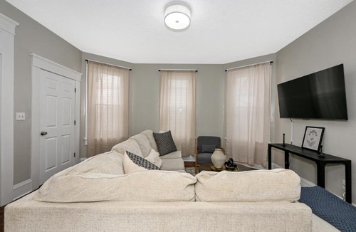 Tremont Apartment | 3 Bed Spacious 1st Floor Apt at Tremont