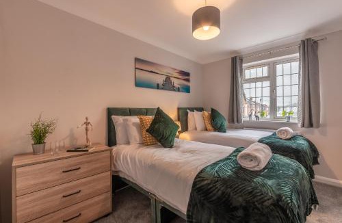 Portswood House | 3 Bed Spacious Stylish House, Southampton - Off Road Parking & Private Garden - Sleeps 7, Close to City Centre - by Blue Puffin Stays