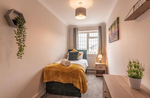 Portswood House | 3 Bed Spacious Stylish House, Southampton - Off Road Parking & Private Garden - Sleeps 7, Close to City Centre - by Blue Puffin Stays