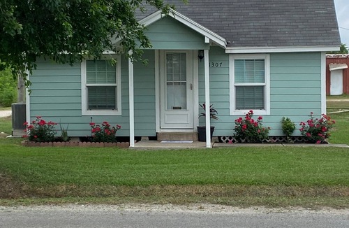 Palacios House | 3 Bedroom,1 bath Comfortable and affordable house in Convenient location couple of minutes from the beach.