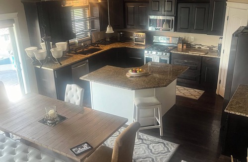 Hooper House | 3 Bedroom 2.5 bath main level Home with Hot Tub