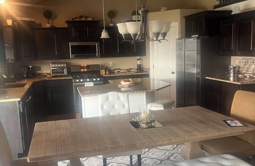 Hooper House | 3 Bedroom 2.5 bath main level Home with Hot Tub