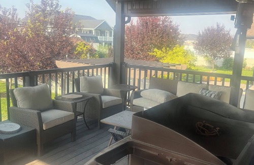 Hooper House | 3 Bedroom 2.5 bath main level Home with Hot Tub
