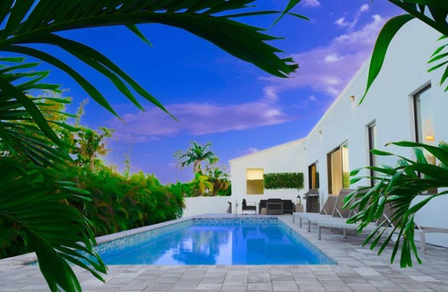 East Naples House | 3 bedroom 2.5 bathroom heated swimming pool minutes away from the beach downtown