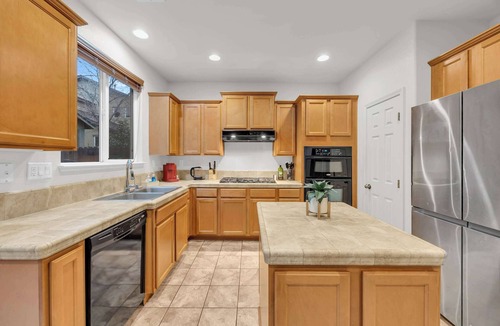 Reno House | 3-bedroom/2.5bath/5TVs/Sleeps 12