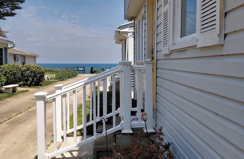 Ashtabula House | 3 Bedroom 2 Bath Cottage Lake Erie View near Geneva-on-the-Lake and Ashtabula