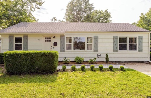 Olathe House | 3-bedroom 2 bath house W/hottub in Olathe