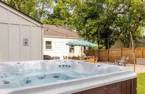 Olathe House | 3-bedroom 2 bath house W/hottub in Olathe