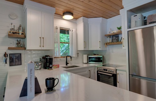 Bellaire Cabin | 3-bedroom 2-bath Sleeps 8, Home in Bellaire- Shuss Mountain