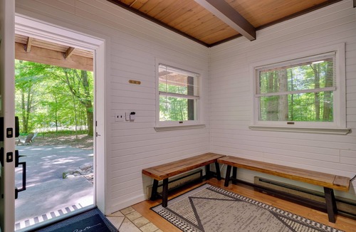 Bellaire Cabin | 3-bedroom 2-bath Sleeps 8, Home in Bellaire- Shuss Mountain