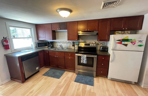 North Cape May Cottage | 3-bedroom 2-bath family-friendly Midships Cottage w/AC in Town Bank walk 2 beach