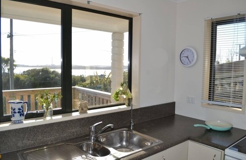 Bluff House | 3 bedroom 2 bathroom north-facing house with sea views