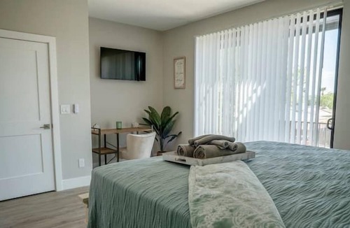Camelback East Apartment | 3 Bedroom 697002 by Houzlet