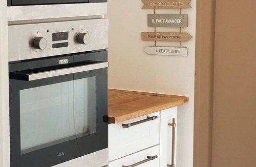 Pyramides Apartment | 3 Bedroom Apartment with Balcony, Parking and Wi-Fi - Courcouronnes