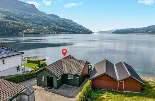 Vindafjord Apartment | 3 bedroom beach front apartment in Sandeid