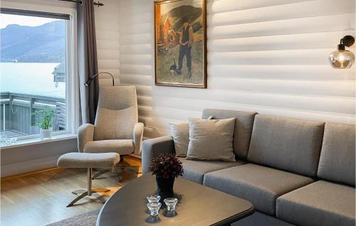 Vindafjord Apartment | 3 Bedroom Beach Front Apartment In Sandeid