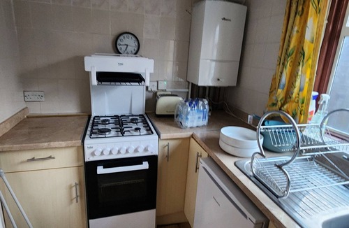 Luton House | 3 Bedroom Bungalow with Parking, Garden, WIFI, Netflix, Sleeps upto 7