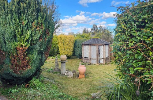 Luton House | 3 Bedroom Bungalow with Parking, Garden, WIFI, Netflix, Sleeps upto 7