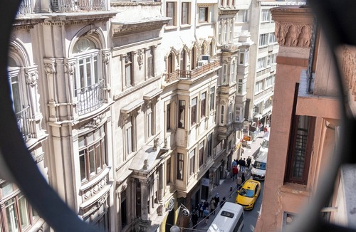 Cihangir Apartment | 3-Bedroom Central Chic Apartment with Elevator, Balcony, and Modern Furnishings